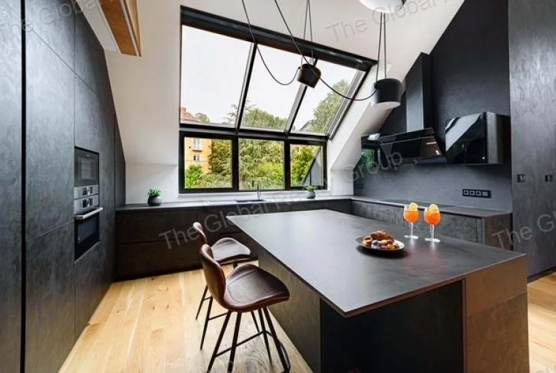 Kifinomultan felújított villa: Penthause stílusú loft lakás a legfelső emeleten

Össz. terület: 225 m²
Ez a páratlan ingatlan három tágas fogadótérrel...