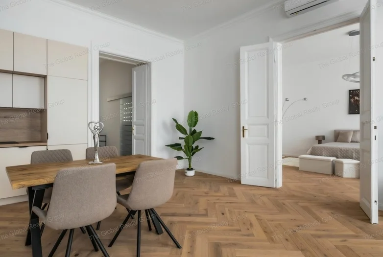 Elegáns, Teljeskörűen Felújított Lakás Eladó az Arany János utcában – Kiváló Lokáció, Liftes Társasházban

Eladásra kínálunk egy kivételesen igényesen...