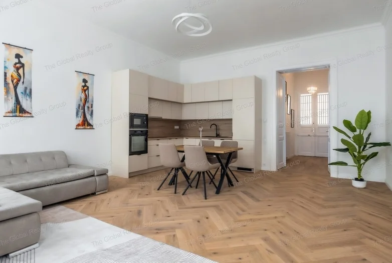 Elegáns, Teljeskörűen Felújított Lakás Eladó az Arany János utcában – Kiváló Lokáció, Liftes Társasházban

Eladásra kínálunk egy kivételesen igényesen...
