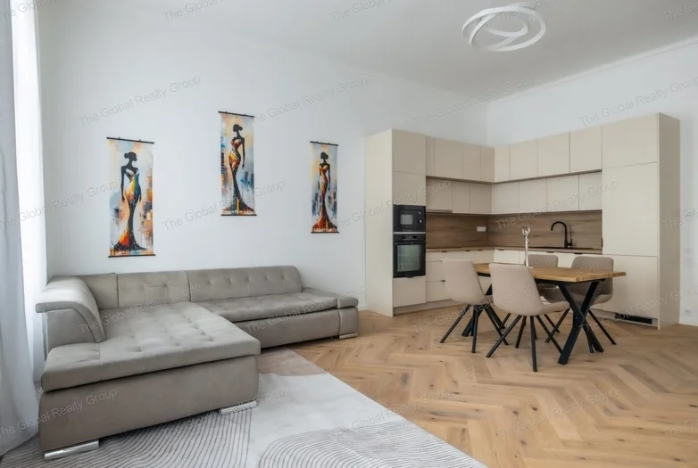 Elegáns, Teljeskörűen Felújított Lakás Eladó az Arany János utcában – Kiváló Lokáció, Liftes Társasházban

Eladásra kínálunk egy kivételesen igényesen...