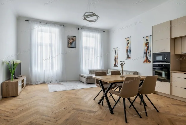 Elegáns, Teljeskörűen Felújított Lakás Eladó az Arany János utcában – Kiváló Lokáció, Liftes Társasházban

Eladásra kínálunk egy kivételesen igényesen...