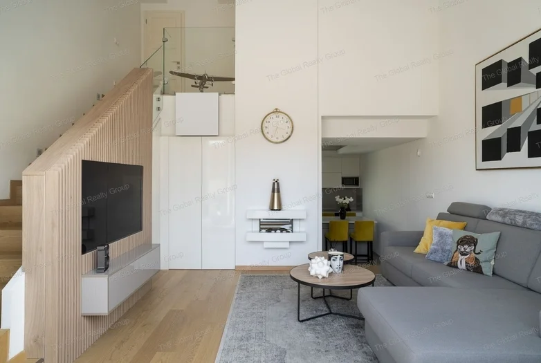 Exkluzív lakás bérbeadó az Andrássy úton

4. emelet | 65 m² | Modern luxuslakás | Januártól költözhető

Elrendezés:
•Amerikai konyhás nappali (földszi...