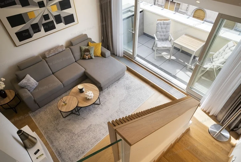 Exkluzív lakás bérbeadó az Andrássy úton

4. emelet | 65 m² | Modern luxuslakás | Januártól költözhető

Elrendezés:
•Amerikai konyhás nappali (földszi...