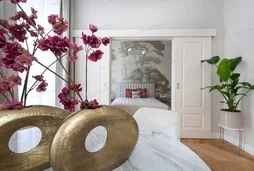 V. kerület Nádor utcában, pár perc sétára a Lánchídtól, 80 m2-es nappali + 2 hálószobás, duplakomfortos, 2. emeleti, erkélyes luxuslakás eladó. Az ing...