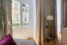 V. kerület Nádor utcában, pár perc sétára a Lánchídtól, 80 m2-es nappali + 2 hálószobás, duplakomfortos, 2. emeleti, erkélyes luxuslakás eladó. Az ing...