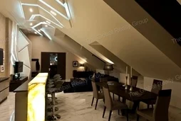 Budapest belvárosában, kiváló helyen található ez a magas minőségben felújított tetőtéri luxuslakás. Ez az újonnan felújított, modern, 160 nm -es apar...