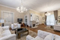Fedezze fel az elegancia és a kényelem tökéletes harmóniáját ebben a 300 m²-es villában, amely Budapest XII. kerületének egyik legelőkelőbb részén tal...