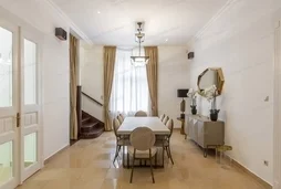 Fedezze fel az elegancia és a kényelem tökéletes harmóniáját ebben a 300 m²-es villában, amely Budapest XII. kerületének egyik legelőkelőbb részén tal...