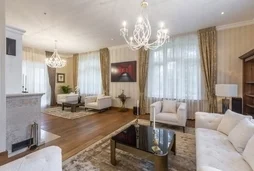 Fedezze fel az elegancia és a kényelem tökéletes harmóniáját ebben a 300 m²-es villában, amely Budapest XII. kerületének egyik legelőkelőbb részén tal...