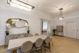 Fedezze fel az elegancia és a kényelem tökéletes harmóniáját ebben a 300 m²-es villában, amely Budapest XII. kerületének egyik legelőkelőbb részén tal...