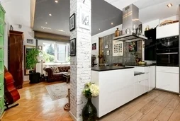 Különleges stílusú, 3 erkélyes lakás Rózsadombon