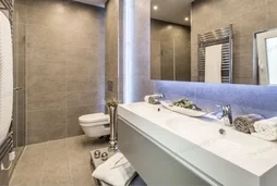 KIADÓ TETŐTERASZOS LAKÁS A BELVÁROSBAN!

 

Budapest VI. kerületében, a Podmaniczky utcában, Bajcsy Zsilinszky út közelében, 2025. január 25-től kiadó...