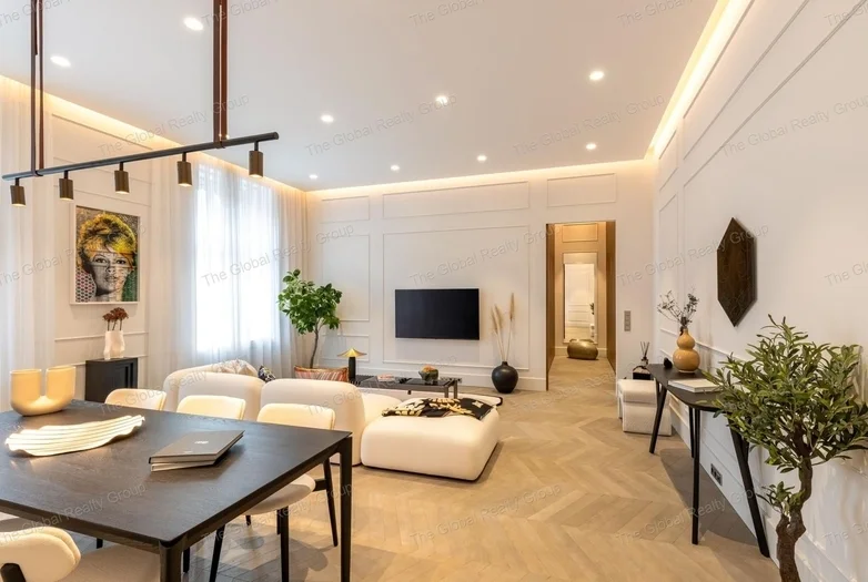 Lenyűgöző 1 hálószobás luxus lakás az Andrássy úton
 

Ez a kivételes, 83 m²-es luxus lakás egy elegáns életstílust kínál Budapest szívében, lenyűgöző...
