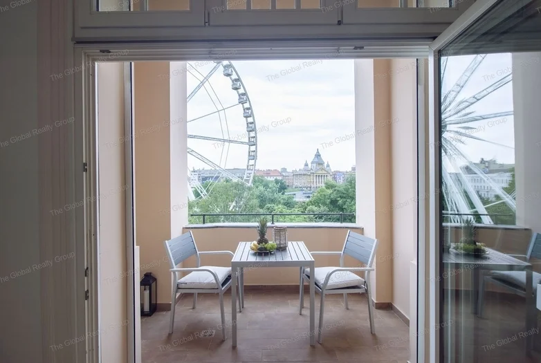 Kiadó egy felújított lakás Budapest szívében, az V. kerületben, a Ferris kerékre néző kilátással. Az ingatlan az alábbi helyiségekből áll: 2 hálószoba...