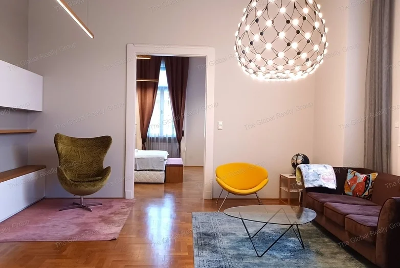 Kiadó egy 104 m²-es, teljesen bútorozott és felszerelt lakás panorámás kilátással a Szabadság térre Budapest 5. kerületében. Az ingatlan egy liftel re...