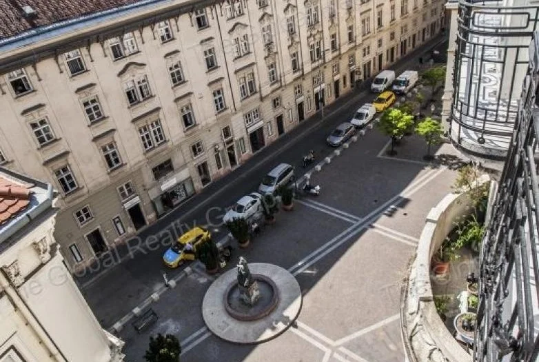 Egy frissen felújított, 122 m²-es lakás kiadó Budapest 5. kerületében, kiváló közlekedési lehetőségekkel. Az ingatlan a századfordulós, jól karbantart...