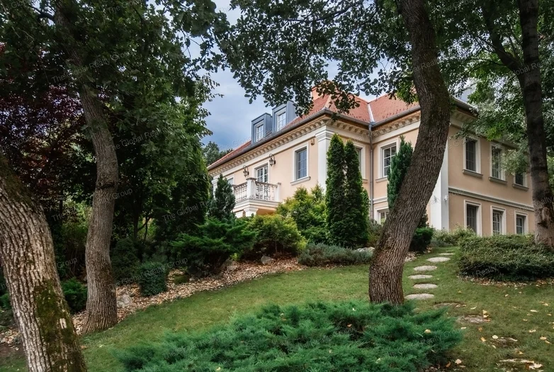 Exkluzív Luxusvilla a Buda Hegyvidék Legpatinásabb Részén

Fedezze fel ezt az egyedülálló luxusrezidenciát Budapest egyik legcsendesebb és legkeresett...