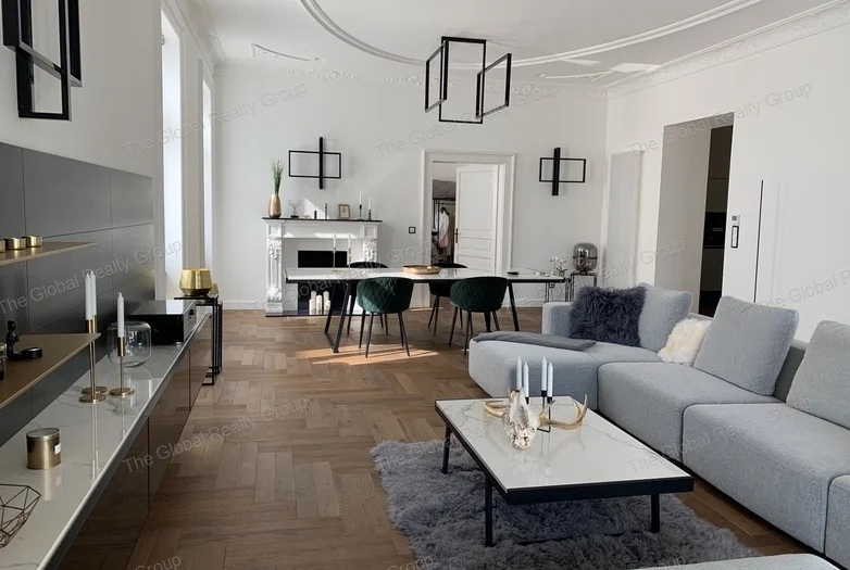 Ez a gyönyörűen felújított luxuslakás kivételes befektetési lehetőség a tekintélyes Dózsa György úton, közvetlenül a Városligetre nézve, lenyűgöző pan...