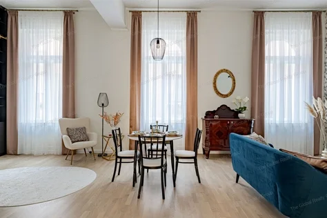 A lakás a négy szintes, liftes épület 3. emeletén helyezkedik el és délkeleti, utcai nézetének köszönhetően rendkívül világos.

A napfényes lakásba be...