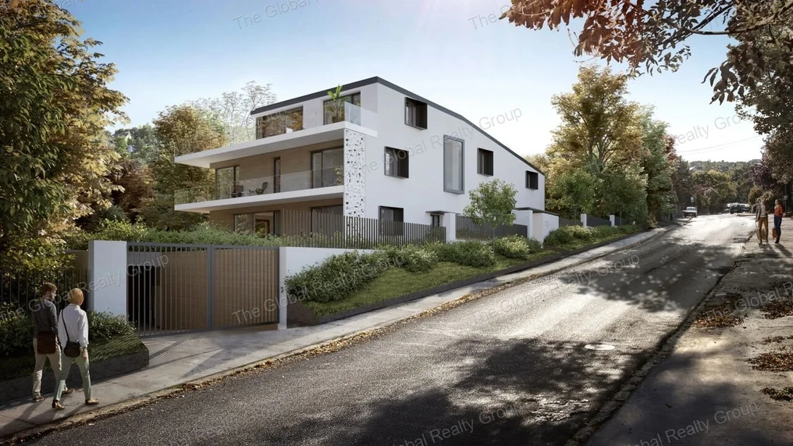 Első emeleti, kertre és erdős hegyoldalra néző 3 szobás penthouse lakás, 90.47 m2 alapterülettel és tágas, 32 m2-es terasszal. Kitűnő elrendezésű, mag...