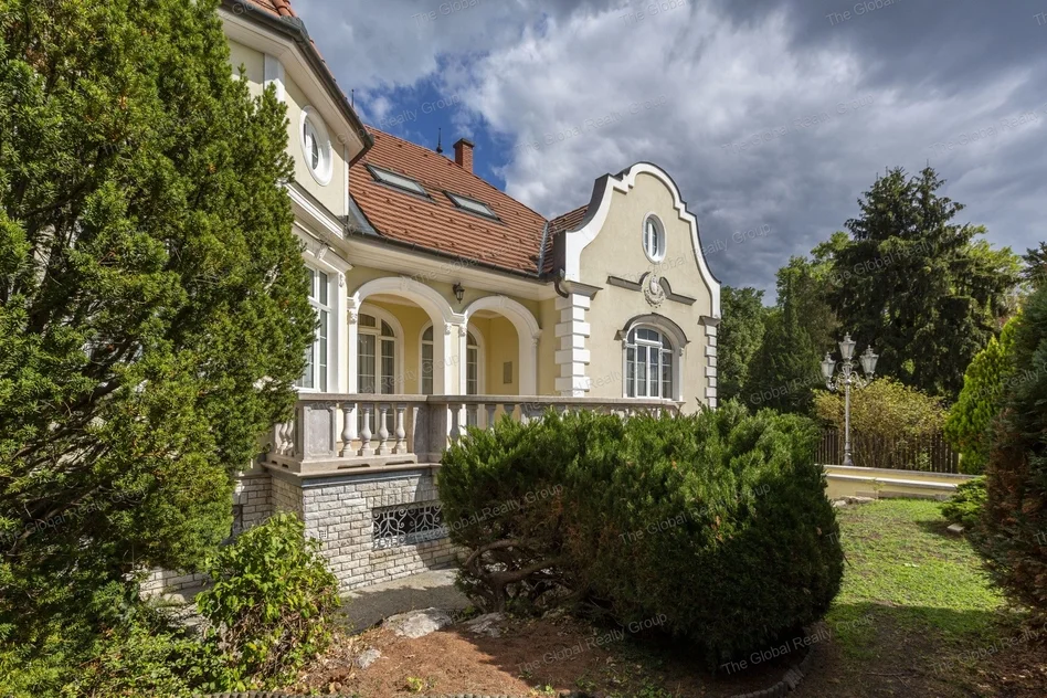 II. kerületben, 2.154 m-es telken, 913 nm-es, négyszintes, nappali + 11 szobás, 5 fürdőszobás, panorámás, gyönyörű villa eladó.

 

A hatalmas kertben...