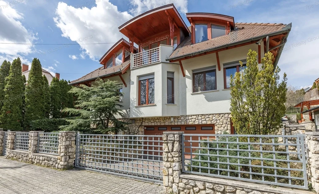 Folyamatosan karbantartott, nagyon igényes családi ház Hévízen, közel a település központjához. A ház 3 szintes, a szuterén szinten egy wellness helyi...