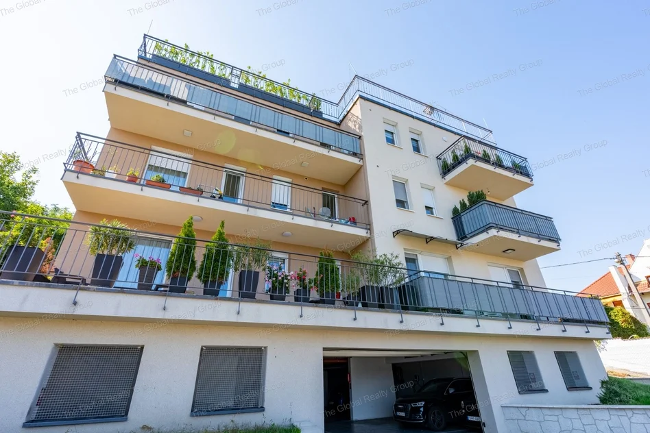 Hatalmas teraszos penthouse minden igényt kielégítű luxuslakás hosszútávra kiadó.

A luxus minőségben felújított teljesen bútorozott és gépesített lak...