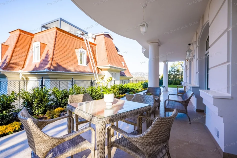 Kiadó luxus lakás, udvari, lélegzetelállító panoráma!
Bérbeadásra kínálunk XI. Kerület Gellért hegyen, csendes, elegáns utcában egy bútorozott, földsz...