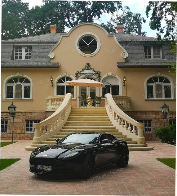 A villa a XX. század első negyedének végén épült, majd 2000-ben teljesen új tetőszerkezetet és födémet kapott, és 2012-ben került teljeskörűen felúj...