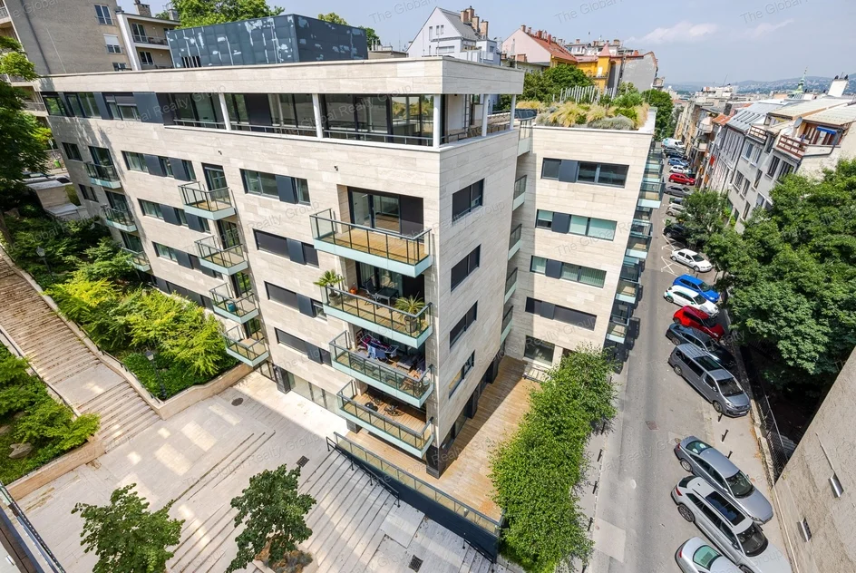A recently completed apartment is available for rent in District I of Budapest, in the Naphegy area. The 66 sqm property is located on the 2nd floor a...