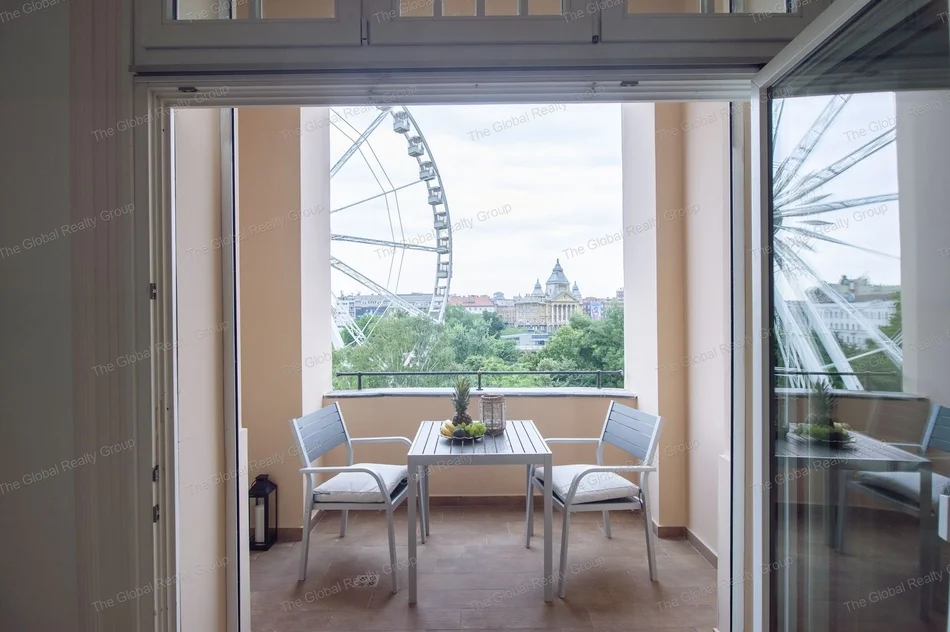 A renovated apartment on the 3rd floor is available for rent in the heart of Budapest, District V, with a view of the Ferris wheel. The property consi...