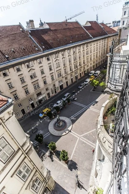 A freshly renovated 122 sqm apartment is available for rent in Budapests 5th district with excellent public transport connections. Located on the fift...