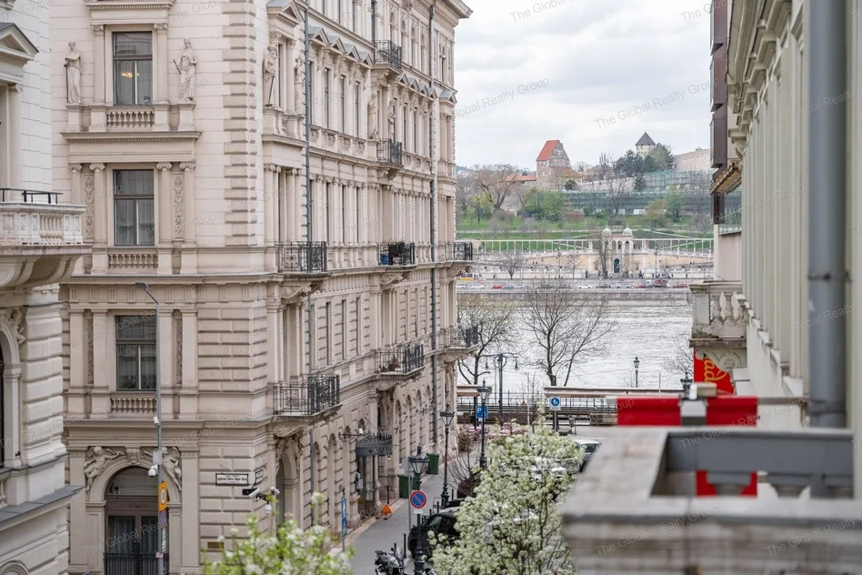 Luxus 2 hálószobás lakás Dunai panorámával – Budapest, V. kerület

Költözz Budapest szívébe ebbe a 125 nm-es, teljesen bútorozott és felszerelt lakásb...