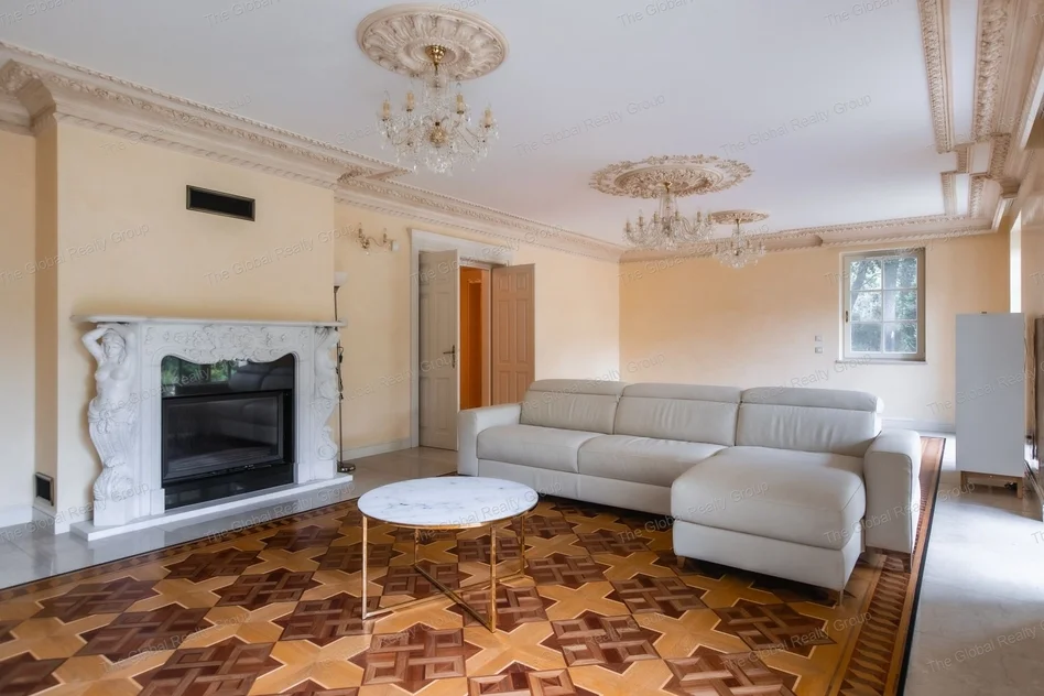 Exkluzív Luxusvilla a Buda Hegyvidék Legpatinásabb Részén

Fedezze fel ezt az egyedülálló luxusrezidenciát Budapest egyik legcsendesebb és legkeresett...
