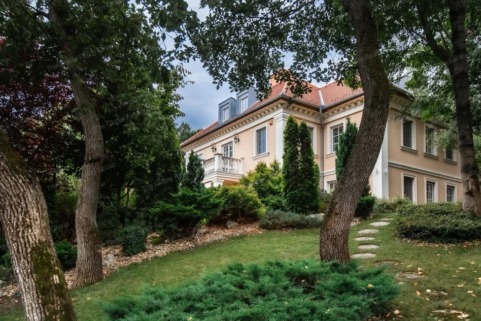 Exkluzív Luxusvilla a Buda Hegyvidék Legpatinásabb Részén

Fedezze fel ezt az egyedülálló luxusrezidenciát Budapest egyik legcsendesebb és legkeresett...