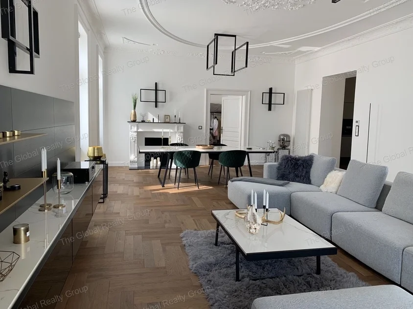 Ez a gyönyörűen felújított luxuslakás kivételes befektetési lehetőség a tekintélyes Dózsa György úton, közvetlenül a Városligetre nézve, lenyűgöző pan...