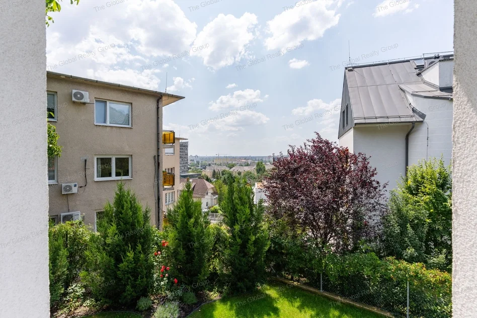 Modern, 4 hálószobás ház tágas kerttel a zöld Budán – Azonnal költözhető!
Elhelyezkedés: XI. és XII. kerület határa, Budapest
Méret: 150 nm belső + 60...