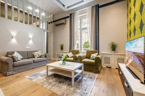 Lenyűgöző luxuslakás Parlamenti kilátással – 110 nm | 2500 €/hó

Tapasztalja meg a kifinomult városi életet ebben a teljesen felújított, 90 nm-es luxu...