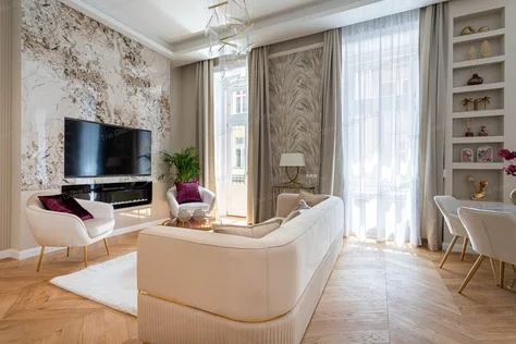 V. kerület Nádor utcában, pár perc sétára a Lánchídtól, 80 m2-es nappali + 2 hálószobás, duplakomfortos, 2. emeleti, erkélyes luxuslakás eladó. Az ing...